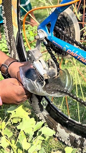 Dirty Bike Chain? Try This Simple Cleaning Hack! #BikeChain #BikeCleaning #DIYBike #Shorts