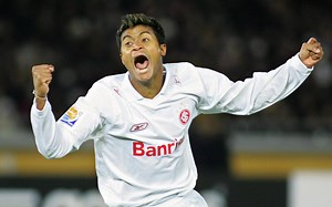 Adriano Gabiru wins Internacional the title | FIFA Club World Cup 2006