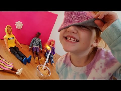 Barbie SURPRiSE BiRTHDAY Party!! Adley opens a Dream Closet for a pretend play fashion makeover!