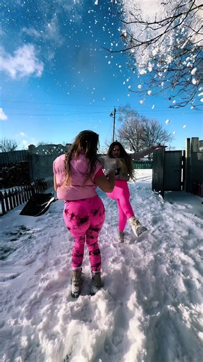 Зимова магія села: Новий рік та привітання