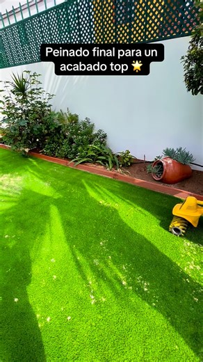🌱Instalación nueva de césped artificial y toque final con la barredora 🌿 Peinando la fibra para que quede natural, uniforme y listo para estrenar 👌 #instalador #homerenovation #cespedartificial #artificialgrass #gramaartificial jardín Tenerife patio terraza exteriores | Arquirenova S.L.
