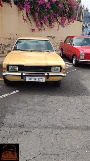 Ford Cortina 2000E – El lujo accesible de los años 70 británicos. Equipado con un motor de 2 litros y 93 caballos, ofrecía un confort y un equipamiento poco comunes para su categoría. Tapicería de cuero, molduras de madera y un comportamiento suave lo convirtieron en el Cortina más refinado de su época. Fabricado entre 1970 y 1975, hoy es un clásico muy querido por los aficionados a los Ford históricos. #FordCortina #Cortina2000E #FordClassic #CochesClásicos #BritishCars #Años70 #FordHeritage #C