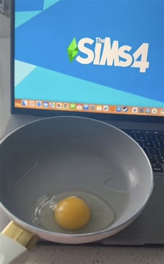 Who needs a stove when you have The Sims 4 💻 🔥 | GAMINGbible