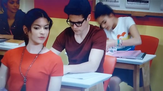 Kally Poncet devait rendre un devoir de piano mais se trompe de clé usb et lui donne la clé usb de Olivia ou elle chantait sa demo pour être accepter dans le groupe des DAK . #kallysmashup #kally #viral #fyp #pourtoi @Maia Reficco