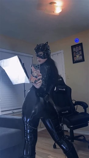 Karolina A on Instagram: "Love my Catwoman costume by @miccostumes • Shake Dat Shake Dat 🖤 by @itsdevious • #cosplayer #timburton #Catwoman #catwomancosplay"