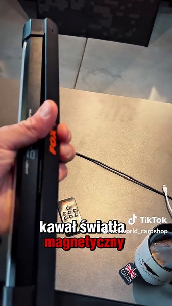 ‼️Black Friday FOX HALO LARGE MULTI-COLOUR STRIP LIGHT‼️ Fox HALO Large Multi-Colour Strip Light to powiększona wersja popularnej biwakowej lampy listwowej, oferująca jeszcze dłuższy czas działania i zwiększoną moc. Zasilana akumulatorem o pojemności 7200 mAh, stanowi niezastąpione źródło światła podczas dłuższych zasiadek czy biwaków. Dzięki różnorodności barw światła (biała, czerwona i zielona) oraz regulacji jasności dla każdej z nich, umożliwia komfortowe korzystanie w różnych warunkach – od