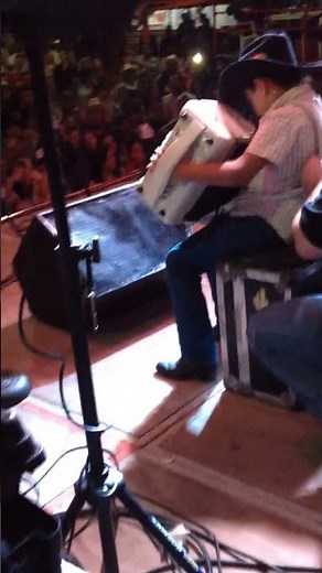 IVAN FLORES TOCANDO CON LOS HEREDEROS DE NUEVO LEON