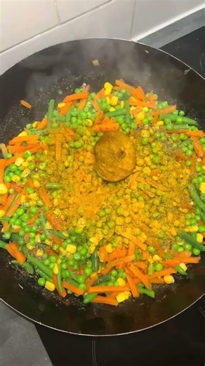 preparing fried rice 😋😋😋 #food #breakfastfood #goviral #cooking #foodforfoodies