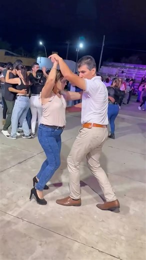 Dando cátedra de cómo bailar la chamarrita Excelente