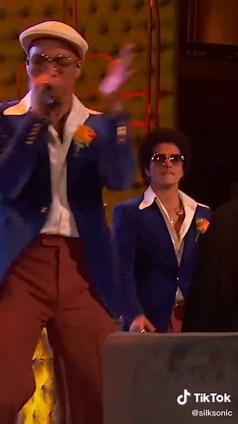 “Leave The Door Open” from the @iheartradio music awards✨ @brunomars @anderson.paak #leavethedooropen #letsilksonicthrive