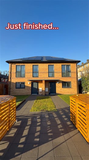 🏗️ We're building 1,750 new council homes across #Greenwich and these are the latest to be completed! 🏘️ This zero carbon #GreenwichBuilds development of new houses in Abbey Wood includes one home adapted for wheelchair use. | Royal Borough of Greenwich