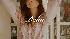 Con la primavera, llega Dalia, la nueva colección Hoss Intropia....