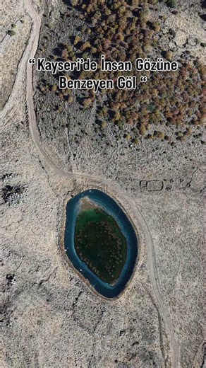 Keşfet Kayseri on Instagram: "Sizce benziyor mu ? 👁️‍🗨️👁️‍🗨️ 📍 İncesu’da Şeyh Şaban köyünde bulunan bir göl , yukarıdan bakıldığında adeta insan gözüne benzeyen eşsiz bir doğa detayı sunuyor. Sessizliğiyle huzur veren bu göl, bozkırın ortasında sanki Kayseri’yi izliyormuş gibi… Ne bir tabela, ne kalabalık; sadece doğa ve fark eden gözler için saklı bir güzellik. Kayseri’nin çok bilinmeyen ama görenin aklında kalan bu manzarası, doğanın ne kadar usta bir sanatçı olduğunu bir kez daha hatırla