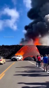 Merapi Eruption Traps Cars on Jungle Road Yogyakarta, Indonesia – August 30, 2025 A terrifying viral video captures the moment a pyroclastic flow was followed by a lava breach on a road near Mount Merapi. The footage shows thick grey ash raining down on a line of trucks and scooters. Suddenly, the vegetation on the roadside bursts into flames, signaling the arrival of the lava. A thick, glowing sludge of molten rock oozes onto the roadway, moving faster than expected on the steep incline. Panic 