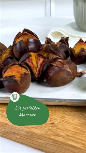 Die perfekten Maronen: Ein herbstlicher Genuss, der einfach nicht fehlen darf! 🍂✨ Diese köstlichen Nüsse sind warm und würzig – perfekt für kalte Tage! 📋 Zutaten für 2 Portionen: 300 g Maronen etwas Salz 👨‍🍳 So einfach geht's: Maronen waschen und 20-30 Minuten in kaltem Wasser einweichen. Mit zwei Schnitten einritzen und 10 Minuten in kochendem Salzwasser garen. Im vorgeheizten Ofen bei 250 °C für 15-20 Minuten rösten - dabei regelmäßig mit Wasser besprühen. Mit einem feuchten Tuch abdecken