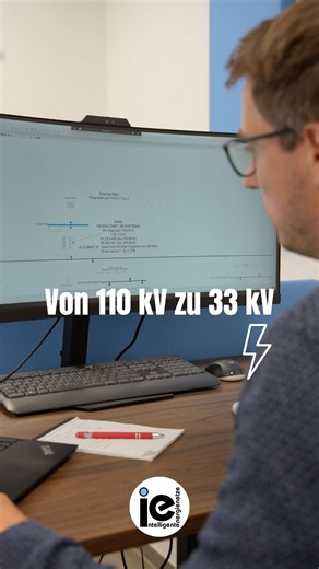 ⚡ Von 110 kV zu 33 kV 🔌 In diesem Schritt simulieren wir die 110-kV-Spannungsebene unseres Umspannwerks in PowerFactory. 🖥️ Dazu nutzen wir das sogenannte externe Netz, ein Baustein, der uns ein unendlich starkes Netz vorgibt. Dieses speist die volle Spannung (100 %) in unsere Schiene ein und versorgt so alles, was darunter liegt. 👉 Doch wie geht es dann weiter? Mit Hilfe eines Transformators wird die Spannung auf die nächste Ebene – 33 kV – heruntertransformiert. So entsteht Stück für Stück 