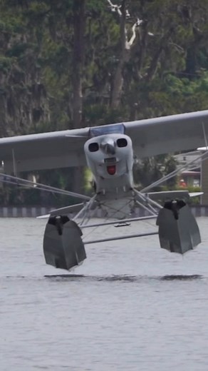 Floatplane operators sometimes have to land in relatively confined areas. Landing in a turn, while banking, is a technique which helps reduce the straight line landing distance on the water. Steve @seaplanepilotsassociation enjoys his Cub and the access it provides to waterways around rbe US. #floatplane #seaplane #aviation #flying #landing | Deon Mitton Aviation Photography