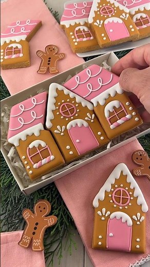 Decorating a Gingerbread House Set | Cookie Decorating with Royal Icing #christmascookies