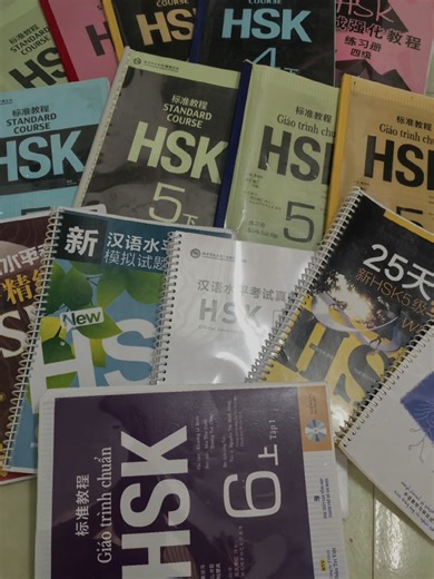 Ngày nào mới tìm file rồi đi in từng cuốn. Nay các em nó đã được dọn vào kho sách