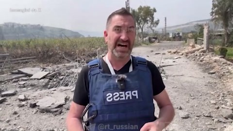 Libano, il video di due giornalisti di Russia Today sfiorati da una bomba
