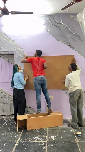 ⭐ Part 7 – TV Unit Makeover (Budget Luxury Edition) ⭐ “Middle Class Home, Luxury Look… Bas smart idea se!” 55 inch TV ke liye 60 inch ka bada TV unit, Bas ₹2500 ke saman ₹1800 worker cost me ✨ • 303 grade 19mm 8×4 ply • Carpenter se sirf cutting & fitting • Sanmaika ke jagah DIY wallpaper finish 😍 • TV ke piche LED strip light • Result = ₹20,000 ka look sirf ₹4,300 me 🤯🔥 Aisi ideas hi toh Rup Parivartan Series ko khas banati hai doston! Next part ke liye follow kar lijiyega 🤗✨ . 🏠 Home reno