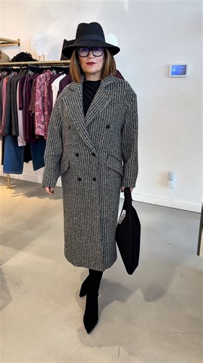 Our styling secret? A timeless black dress you can wear a million ways. This Smythe beauty is a must in every wardrobe 🖤 Links are right here — stay chic ✨ | TRES CHIC STYLING