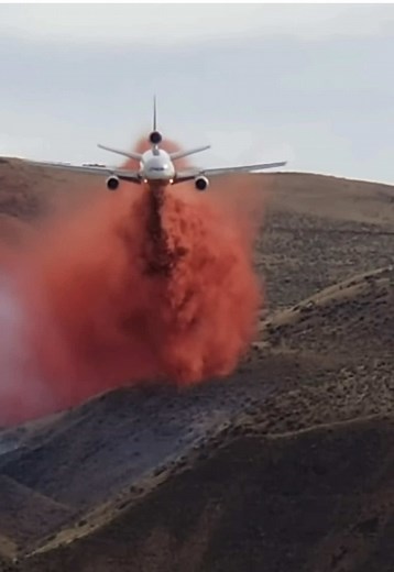 No one quite does it like 10 Tanker #aerialfirefighting #DC10 #747 #aviation #fyp