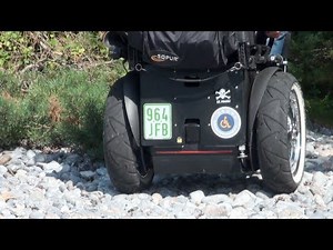 Segway Rollstuhl im sitzen Wald Gelände extreme Test