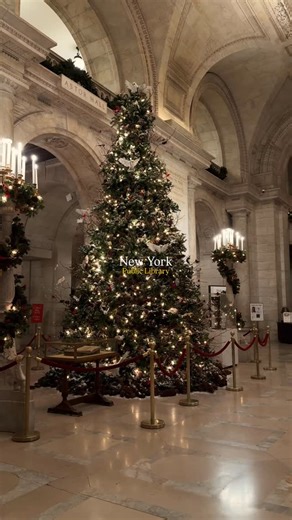 Serafin Baumgartner on Instagram: "Is this one of the most beautiful Christmas trees in New York? Captured by Cinema SB Christmas in New York #newyork #nyc #newyorkcity #cinemasb"