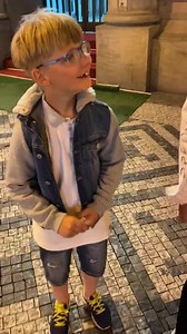 311K views · 2.7K reactions | Tak i když to zkažený zvuk ve Fashion Club & Restaurant Prague neumožnil, tak jsem si s těmito dětmi, které vzali rodiče za odměnu na moje vystoupko, jelikož měli krásné známky na vysvědčení , zazpíval na ulici ❤️ O to víc mě mrzí, že neschopný zvukař zničil vystoupko ale zážitek pro tyto děti 廊 Tak snad aspoň tohle jim udělalo radost 殺 | Jan Bendig Official Site | Facebook