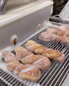 703K views · 2.1K reactions | Prepare to be mesmerized by this donut making process!  : @carlsdonutslv | Tastemade Travel | Facebook
