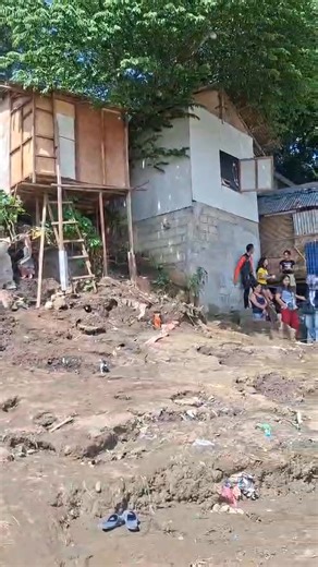 WATCH | NEWS UPDATE: Several houses near the Cagayan de Oro River in Sitio Manggahan, Barangay Balulang, Cagayan de Oro City, were swept away by floodwaters after the river reportedly overflowed following heavy rains evening on Friday, January 2, 2026. | via James Paolo Yap, GMA Regional TV One Mindanao #GMARegionalTV #LocalNewsMatters #GMAIntegratedNews | GMA Regional TV News