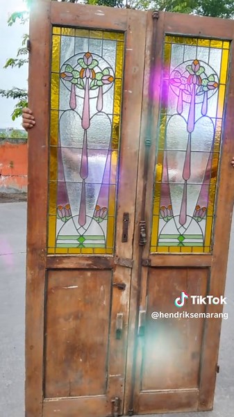 Staneed Glasses Art Nouveau. ukuran perdaun lebar 52 cm tinggi 223 cm Tebal 3 cm