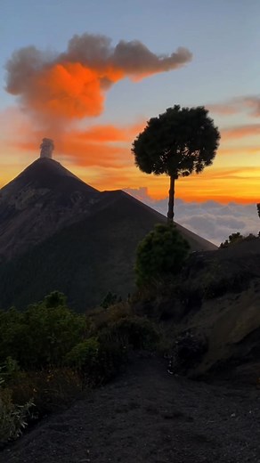 Atardecer desde el Volcán Acatenango. Imágenes de 👉 Abner Manasés #Travel #Guatemala #VolcándeFuego #VolcándeAcatenango #AntiguaGuatemala | La Antigua Guatemala