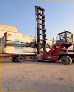 7.4K views | Container Truck Loading Process. #ReachStacker #ContainerLoading | Gizmo Trends | Facebook