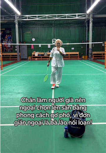 Đánh cầu lông: clip ngoại nổi loạn lên sân bằng phong cách gơ phố