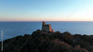 Il promontorio di Ansedonia, località turistca balneare esclusiva della costa Toscana, Italia. Vista aerea della roccia a picco sul mare e delle ville più esclusive frequentate dai romani.