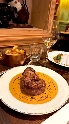 The Parisian concierge on Instagram: "🇫🇷 GROS COUP DE ♥️ Avant le début de l’hiver, j’ai enfin trouvé un moment pour découvrir @duvin_bistrot de @pierrogui a deux foulées de #montmartre . Et j’ai bien fait ! Quelle belle adresse, avec son ambiance qui carbure, sa décoration à la fois chaleureuse et moderne, sa carte des vins qui ferait rêver les plus grands amateurs… et une ardoise qui change perpétuellement, posée sur la table. Le plus dur, c’est de choisir 🫠 Bourguignonne d’origine, je me d