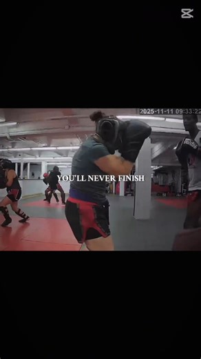 Jour 57 🎥 Kickboxing cardio Objectif: transpirer, s’amuser, garder le rythme. Exercice: 30” jab-cross 30” low kicks alternés Format: 6 à 8 rounds — 30” on / 15” off Focus: garde haute, hanches qui tournent, souffle régulier Option débutant: 20”/20” Option avancé: ajoute un burpee entre les rounds Rappel: mieux vaut court et fait que parfait et remis. Tu tentes 4 rounds aujourd’hui? #Jour57 #KickboxingCardio #FunWorkout #Constance #OnContinue | Kru Ralph D. Jean-Pierre