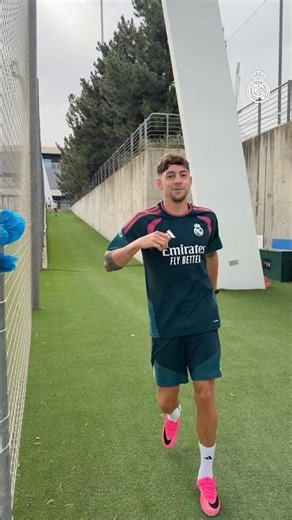 🥳 Welcome back, birthday boy! #RealMadrid #FedeValverde #Training