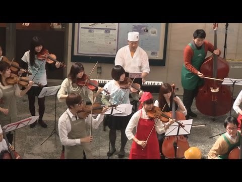 ＪＲ上野駅構内でオーケストラ 東京・春・音楽祭