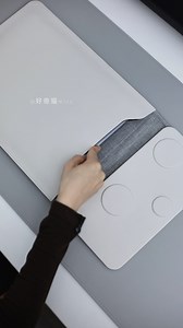 7.8K views · 33 reactions | Túi đựng laptop tích hợp 3 thiết bị sạc khá clean và tối giản cho các bạn muốn có phụ kiện sử dụng khi ra ngoài sử dụng. Đặc biệt có kích thước từ 13in - 15inch các loại laptop, cân nhắc các laptop PC hoặc Laptop Station sử dụng mẫu túi đựng laptop này nha. Các bạn quan tâm sản phẩm này thì "." để tụi mình tham khảo nhé. #laptop #macsetup #tuidung | Mac Setups | Facebook