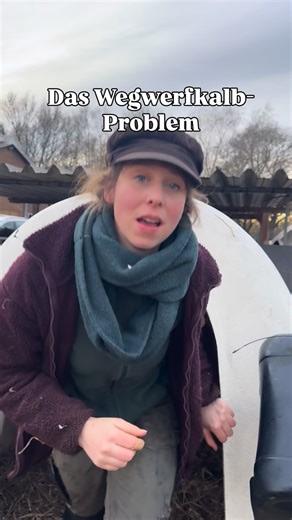 Maren Osterbuhr on Instagram: "Gesund und jung und nicht gewollt. Ohne Wert. Kälber, die aus der Milchviehhaltung verkauft werden und auf Sammelstellen übrigbleiben-Kälber, die keiner haben will. Kälber, die aus einem krankenden System gefallen sind. Wegwerfkälber. Wir haben zwei Wegwerfkälber aufgenommen. Aus ethischer Sicht untragbar, was vor unseren Augen, hinter verschlossenen Türen immer wieder passiert und niemand redet darüber. Gesunde Kälber, oder Kälber, die nur ein bisschen Fürsorge br