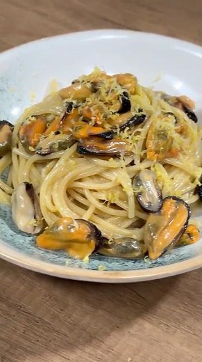 SPAGHETTI CON LE COZZE IN BIANCO: il mare nel piatto 🌊🍝 #Shorts