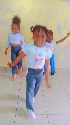 Kloé la machine (@kloelamachine2)’s videos with son original - BRN🇨🇩