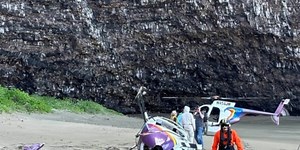 1 injured after tour helicopter crashes on remote Kauai beach