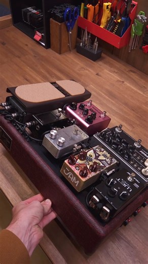 Pedalboards & wiring setups & cables on Instagram: "Nice and compact pedalboard 45х30 cm was recently built at Stan's Pedalboards boutique workshop for great man @tylerhannan This board can be connected in different ways: 🔹️With 4 cable method (using FX Loop) 🔹️Directly to in front of the Amp 🔹️Directly in front of the Amp plus guest pedal after the last drive pedal Super flexible, small, lightweight, and great sounding pedalboard we build with Tyler. P.S. Also, you can notice the new color o