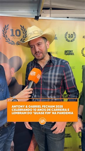 CONCEITO SERTANEJO on Instagram: "Nos bastidores do último @ocurral67, em Campo Grande (MS), @antonyegabriel lembraram do período mais difícil da dupla, na pandemia, quando imaginaram que chegariam ao fim. De lá pra cá, no entanto, eles emplacaram hits, deram a reviravolta e fecharam 2025 celebrando os 10 anos de carreira em grande fase. 💙 #CoberturaConceitoSertanejo"