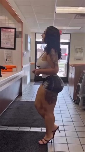 Baddiechics 🌸 on Instagram: "@scarletbabess @scarletbabess Cr @ cocobunnieeofficial 👑"