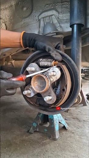 How Mechanics Remove Brake Drums #automotive #mechanic #carrepair #tipsandtricks